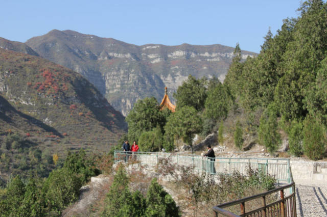 二龙山又名烈石山,西临汾河,地势险要,是太原的北大门.