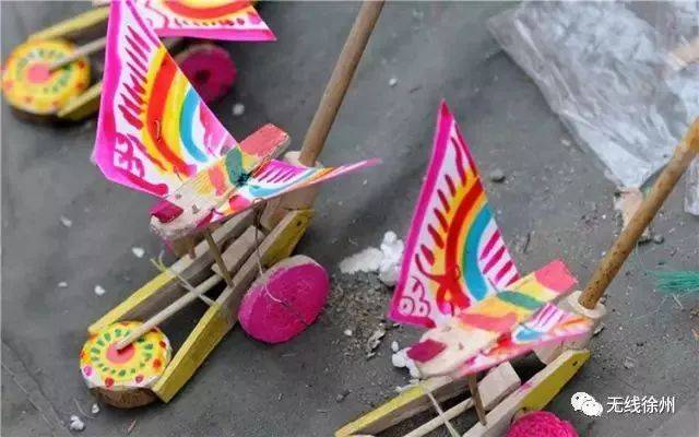 这位老人正在制作的就是推在地上嘎啦嘎啦响的小燕子.