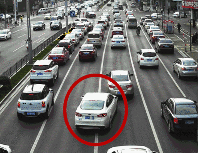 进入直行车道后发现自己明明是要右转的,这个时候怎么办?