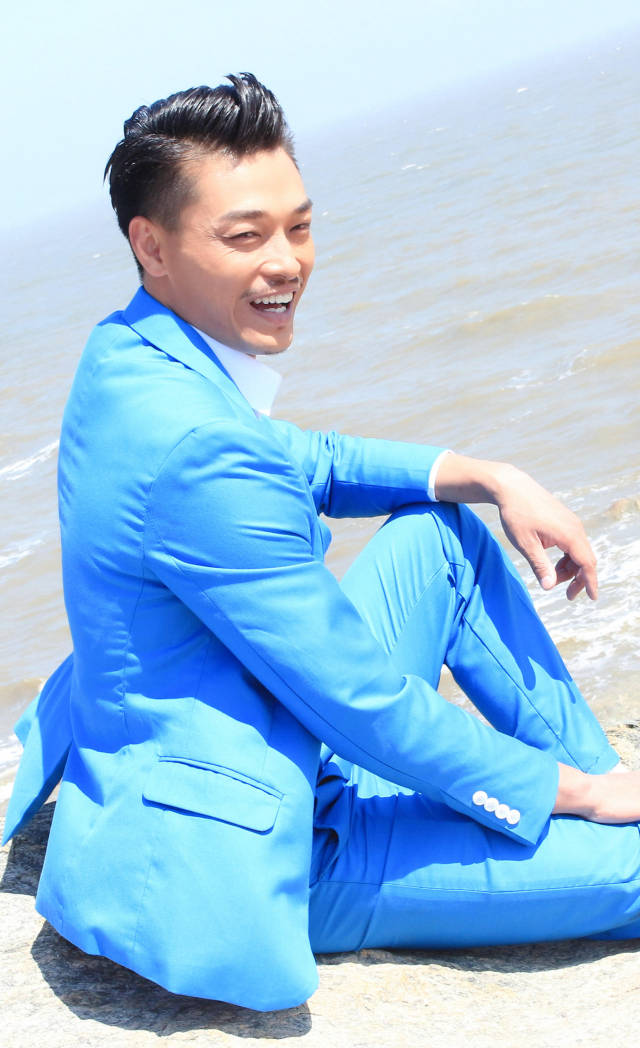 复古风潮可谓十分流行,演员陈韦然油头彰显优雅型男魅力