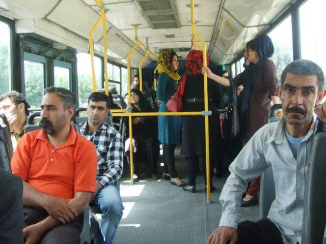 在伊朗,市内公交车分为男女两个部分;地铁也有女性专用车厢.
