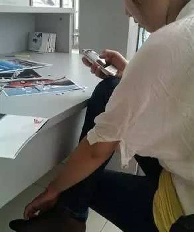 搞笑幽默内涵gif趣图:明明可以靠颜值,偏偏选择努力