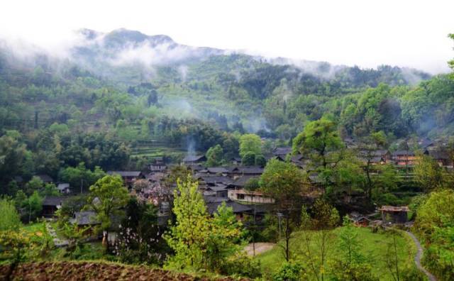 交通:主城—兰海高速—南川—包茂高速—黔江—酉阳—河湾村 周边景点