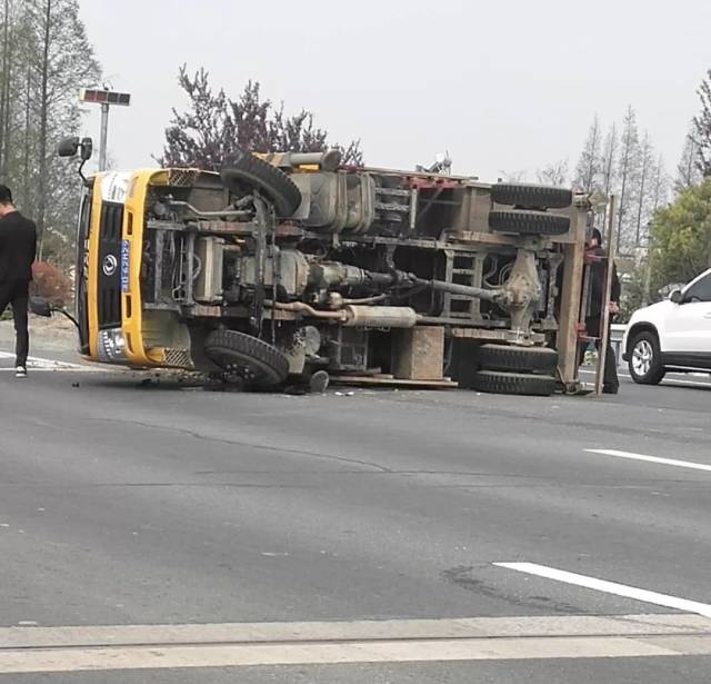 网友爆料, 昨天朱林铜板桥路段, 有一辆黄色大货车翻车 ..