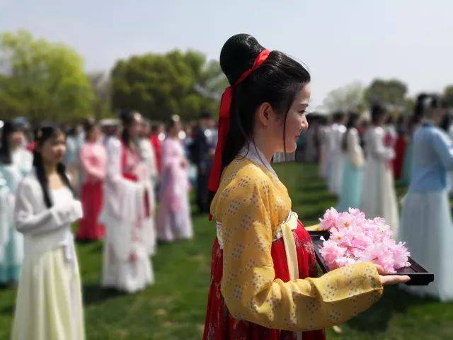 围绕着"花开杭城 情定西溪"这一主题,本次花朝节开幕之初,西溪湿地还