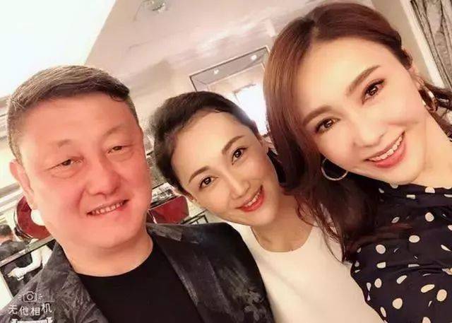 韩磊在黎姿豪宅唱歌,美艳妻子才是焦点,网友:他俩怎么会有交集?