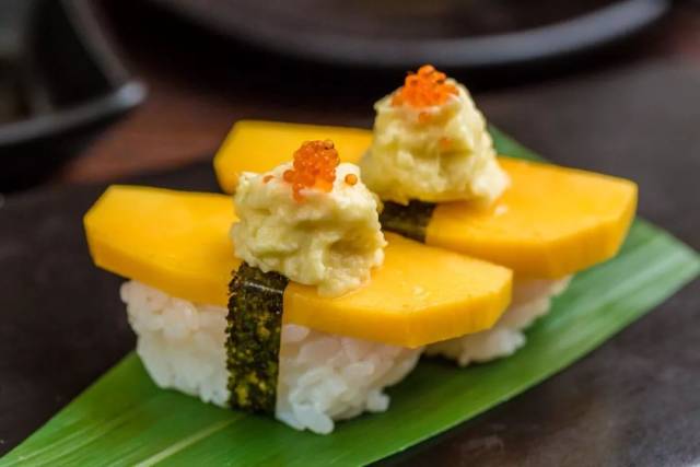 榴莲芒果寿司 看侧面都能感受到 芒果的厚度,一反常态的 料多米少