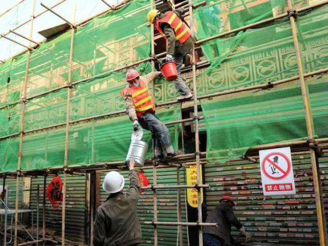 在建筑工地干活时刻充满危险,像架子工这样的体力活,工地老板不提倡让