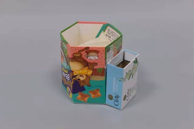 盒 作品简介:利用废旧饼干盒和肥皂盒通过简易链接制作成桌面收纳盒