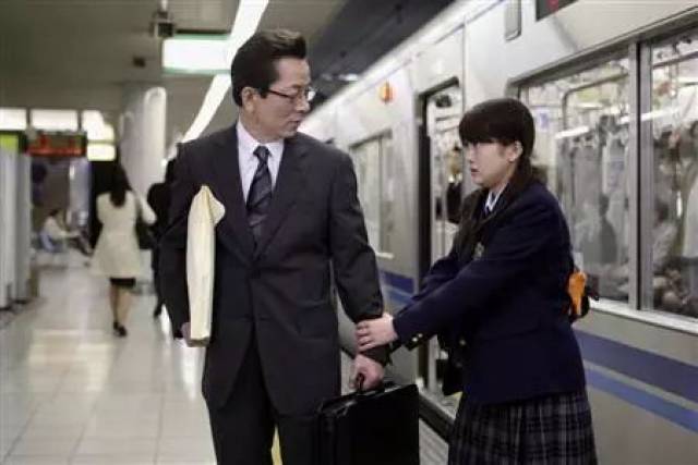 日本痴汉电车内猖獗作案多次,居然没有一个人