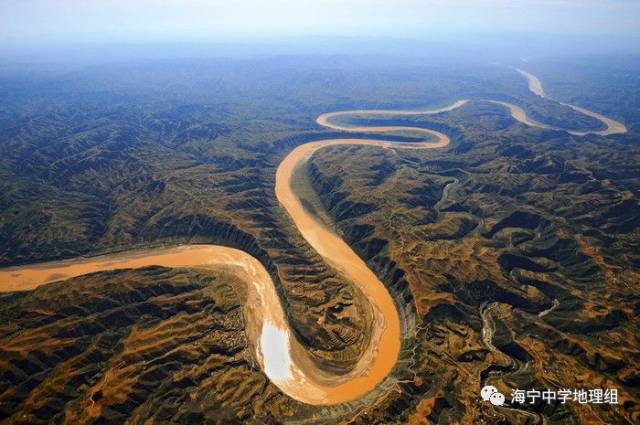 黄河流域示意图 黄河中游流经黄土高原地区,携带大量泥沙,是世界上