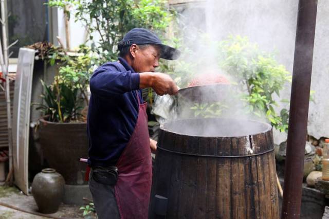 在很多农村,至今还保留着自己酿酒的习俗,在南方农家人酿的大多是米酒