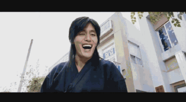 "金馆长"遇自己表情包,确认眼神是同一人,网友:版权费