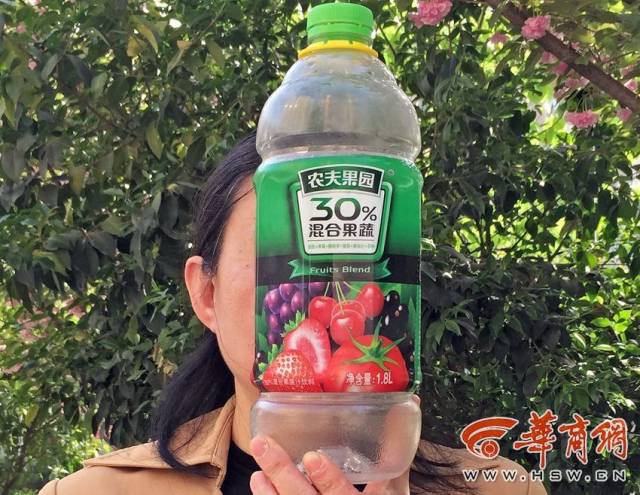 西安小伙拿冷藏农夫果园饮料 拧瓶盖时被气流喷伤眼睛