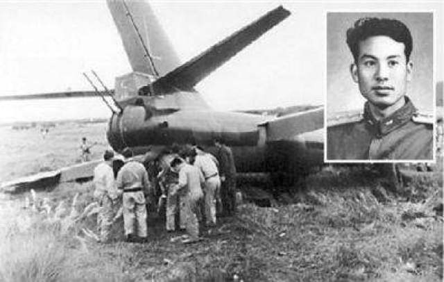 此飞行员驾机叛逃台湾,害死一人,打伤一人,25年后回国