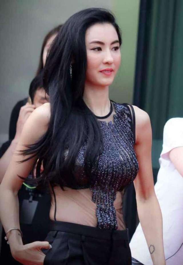 相差10岁, 张柏芝和baby同穿礼服秀性感大pk谁最美?