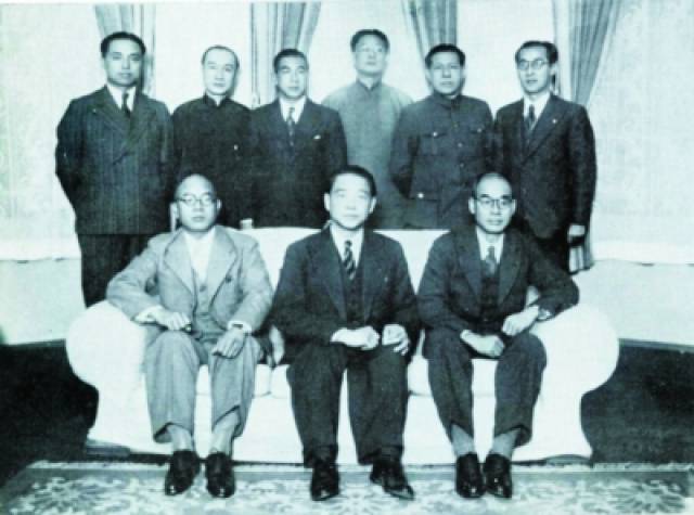 图,1939年汪精卫(前中)与日本参谋本部中国课长今井武夫(前右)