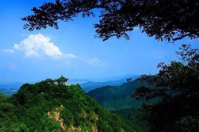 莫干山山峦连绵起伏,风景秀丽多姿,它虽不及泰岱之雄伟,华山之险峻