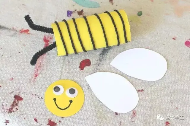 3.用白乳胶将各个部分固定好,纸筒小蜜蜂就完成了,是不是很简单呢?