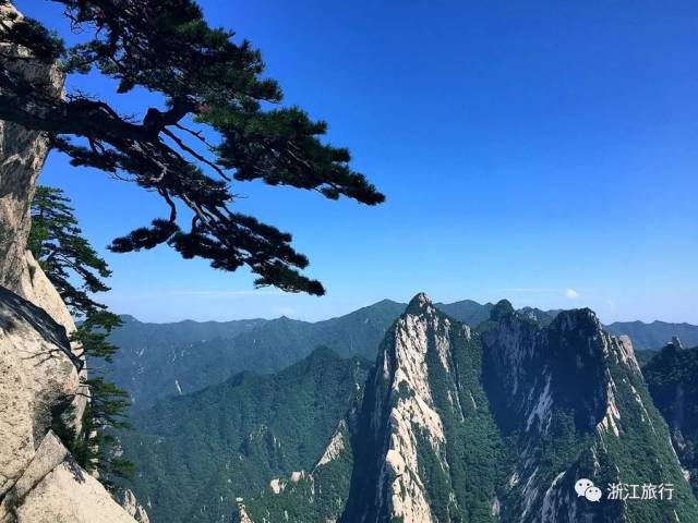 张家界的山有着泰山的雄伟,黄山的绮丽,庐山的神秘,桂林山水的怡人 .