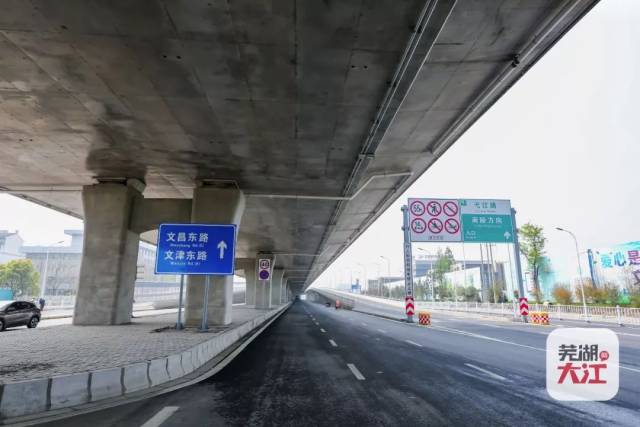 马塘立交红花山路附近匝道 车辆从大工山路左转或右转 都可通过匝道