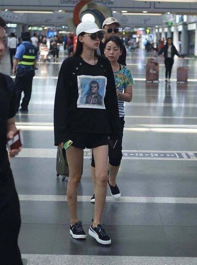 孙怡机场秀美腿,网友炸锅了,这腿伤痕好奇怪!