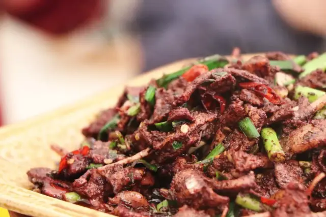 吃了太多宣威小炒肉蒜苗和肉的搭配,你是否知道澜沧拉祜族的小炒肉是