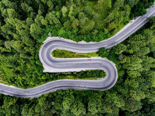 超酷超惊艳!看看这些横穿"吸血鬼故乡"的盘旋公路