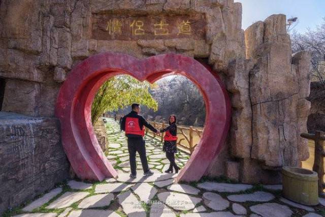 在参观过西泰山风景区的灵山秀水后,广大媒体朋友又来到了山谷中的"