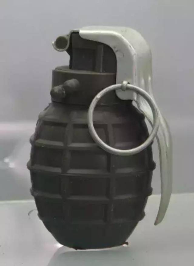 解放军和武警开始大规模的换装82-2型全塑无柄钢珠手榴弹