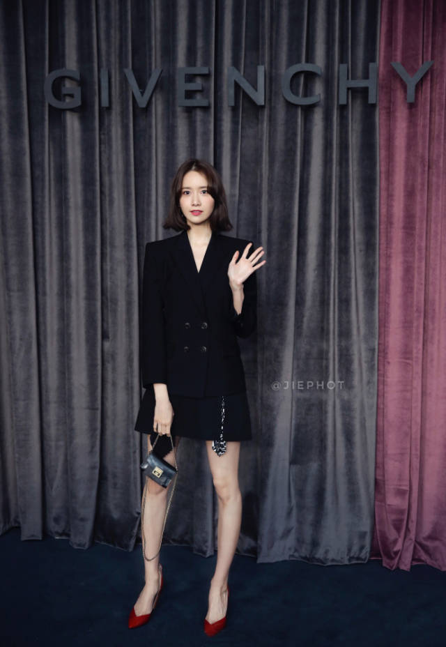 林允儿短发搭配黑色西装清爽又帅气,可惜腿型不完美