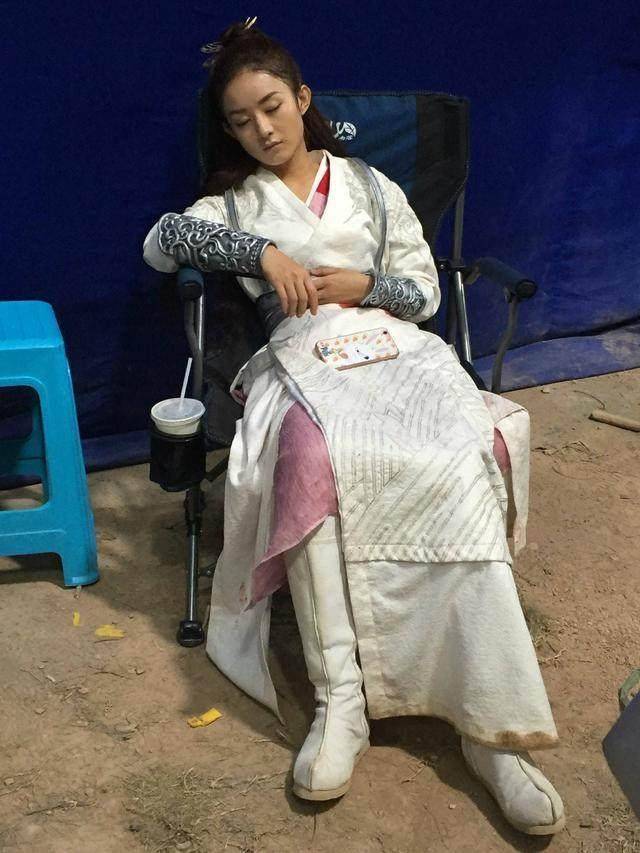 明星片场休息,baby抽烟减压,赵丽颖敬业,千玺你是来搞笑的吗?