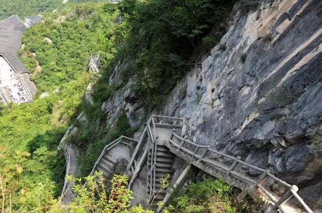 栈道修建在绝壁之上,险峻陡峭,不仅可以赏九皇山美丽风光,还可以体现