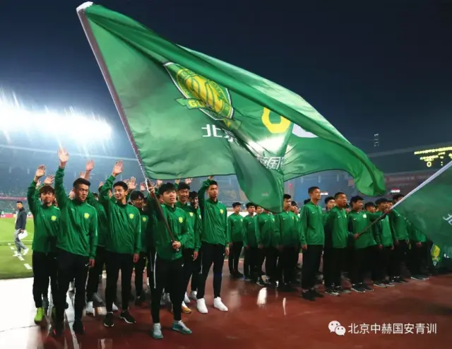 国安青训小将集体亮相工体 超5万球迷现场见证
