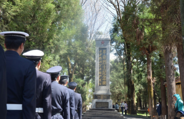 布拖县公安局组织民(辅)警先后前往西昌市烈士陵园和布拖县烈士陵园