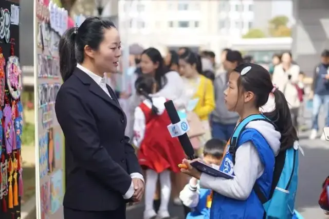 学校还有自己的小记者团,看这位小记者已经采访起了我们的金校长,其它