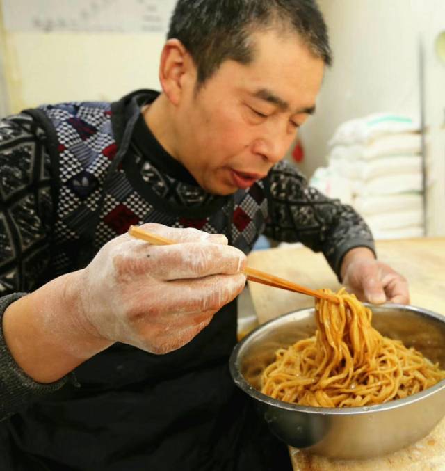 2.5米长的钢管每天擀300斤面,陕西人对面的狂热已经到达极致!