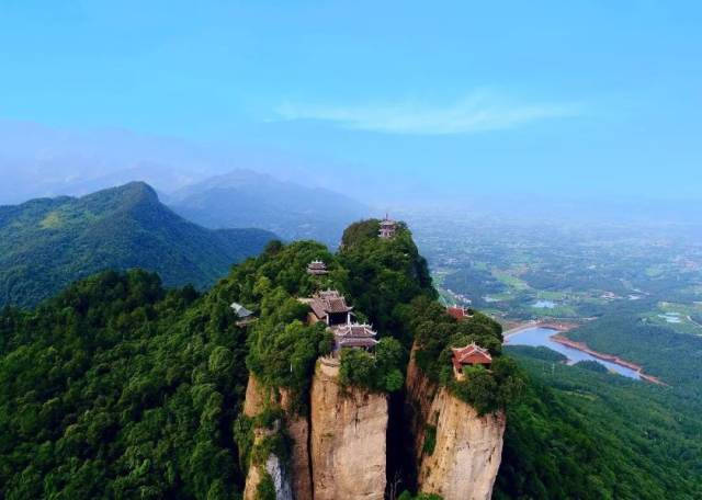 窦团山是四川少见的丹霞地貌,这里林木苍盛,景色秀丽.