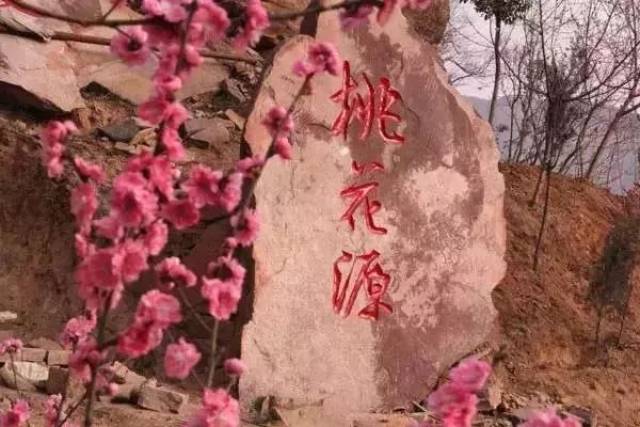 为一体的特色风景区 既雄壮又细腻、既典雅又刺激 赤鸟长廊 据《玄空风水学》南朱雀(赤鸟) 北玄武、左青龙、右白虎之原理 故名赤鸟长廊 长廊为半圆型,与对面群山遥相呼应 长廊由独块巨石搭建而成 气势恢弘,工艺考究 是本地石材与传统石匠工艺的完美结合 青龙亭 青龙亭雄踞山巅,横卧碧波 寓意龙行于水,海阔天空 春夏之际,龙柳拂翠,百花吐艳 金秋时节,草木缤纷 若遇阴雨霏霏,水雾弥漫 青龙亭为曲阳石雕工艺 用料及工艺可与赤鸟长廊相媲美 堪称桃花源绝代双娇 沙河大裂峡 堪称全国最美的一线天