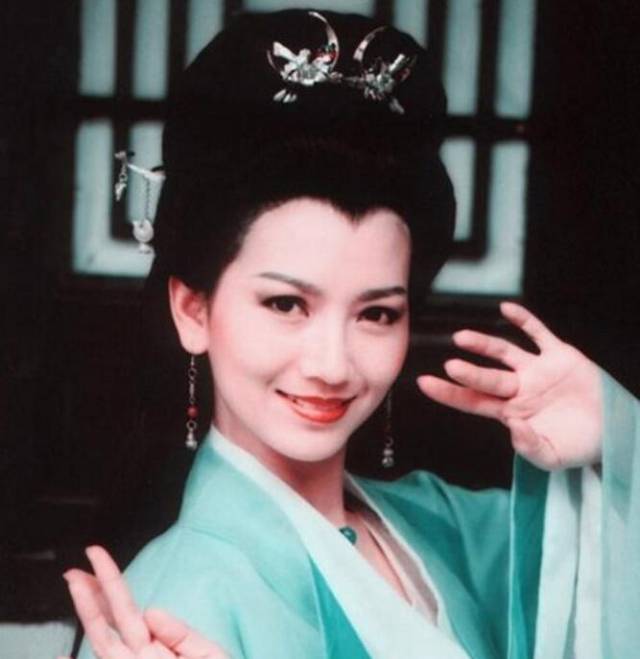 仪态端庄,喏,就是这样: 可惜赵雅芝随着年岁渐长,发际线上移,美人尖