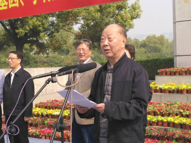 淮安市关工委主任刘学东主持活动启动仪式