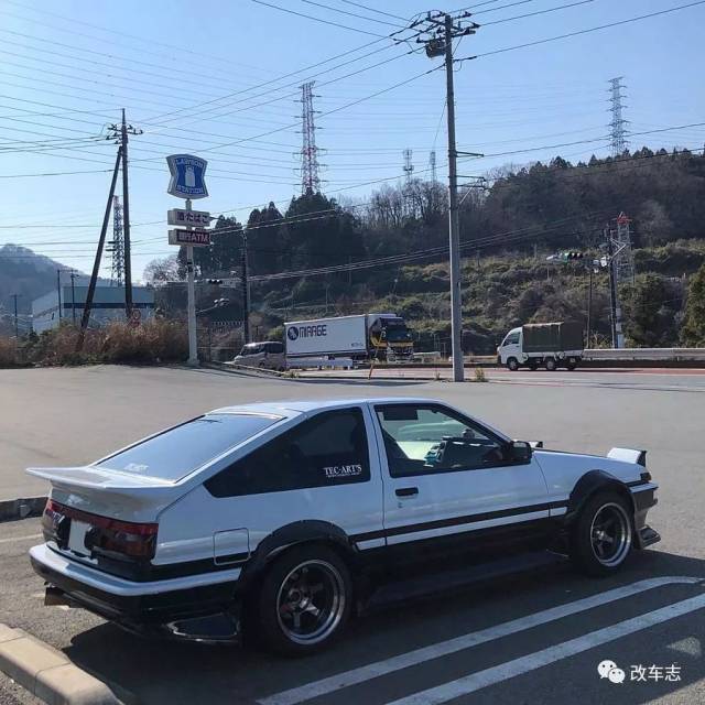 20岁萌妹开35年前的AE86、EVO辣妹竟要干掉