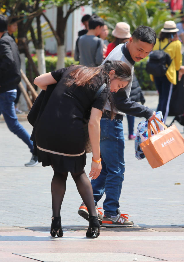 穿高跟鞋的女生要小心条纹式窨井,鞋跟卡住就尴尬了