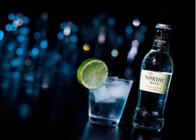 梦见喝酒，梦境中的醉意与深层心理解析