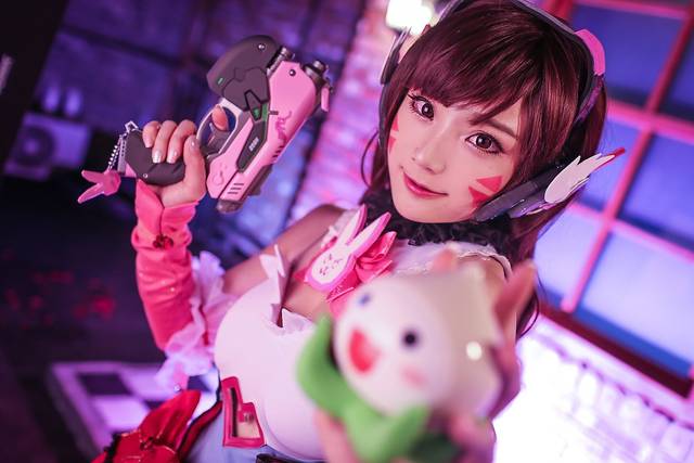 甜美小姐姐cos《守望先锋》d.va,肤白貌美好胸怀