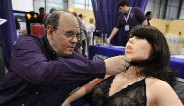 中国的性爱机器人：你好好和她商量，她还能帮你洗盘子