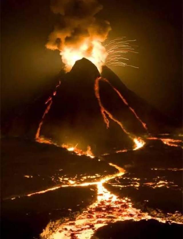 图中的火山爆发,看起来太震撼了.