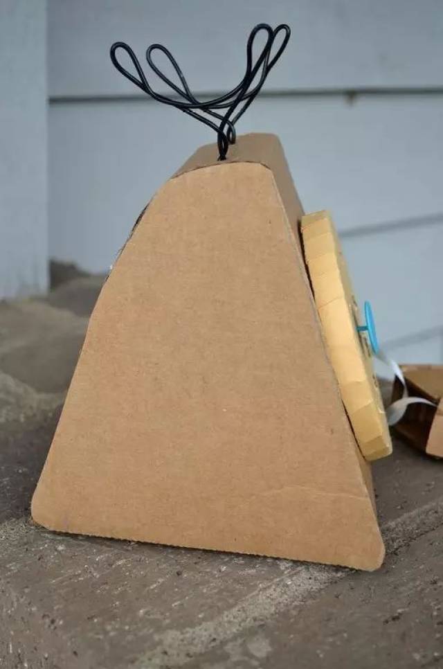 想要充实幼儿园班级的娃娃家?只要有足够的纸箱材料不就行了。 相机、汽车、电话、小镇、停车场等应有尽有 纸板美颜相机 咔咔,相机留下所有的美好瞬间,所以玩具相机才这么受小朋友们喜爱。 拿起手边的纸板、纸杯来一次轻松改造,孩子们一定会喜欢这个小礼物的 准备材料:一个小号纸板包装盒、纸杯、一个塑料瓶盖、小木塞、 小珠子、缎带、绳子、胶带、记号笔