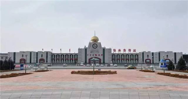 锡林浩特市素有"草原明珠"之称,是锡林郭勒盟行政公署嗽谮地