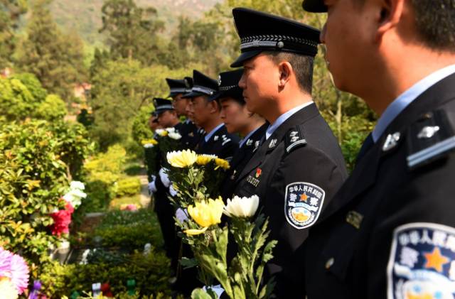 昆明市各级公安机关纷纷组织民警来到黑龙潭公园烈士纪念园,石林县